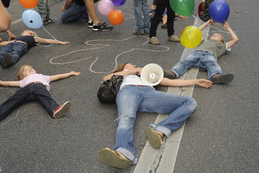 Nina Kronjäger mit Demonstranten