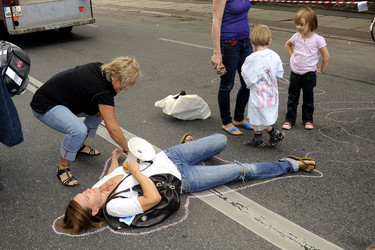 Nina Kronjäger mit Demonstranten