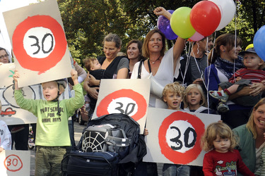 Nina Kronjäger mit Demonstranten