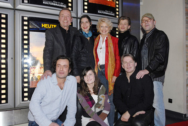 Regisseur Markus Herling, Ruth Krüger-Willkomm, Max Herbrechter (Reihe unten v.l.), Klaus Gehrke, Susann Ugé, Karin Düwel, Andreas Guenther, Hans Klima (Reihe oben v.l.)