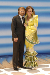 Björn Ulvaeus (Abba) mit Darstellerin des Mamma Mia Ensembles
