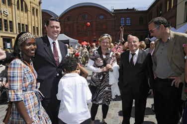 Andrej Hermlin mit Ehefrau Joyce und Kindern, Gesine Lötzsch, Gregor Gysi, Harald Wolf