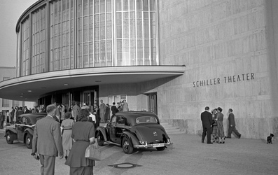 Eingang des Schiller Theaters