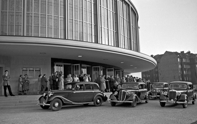 Eingang des Schiller Theaters