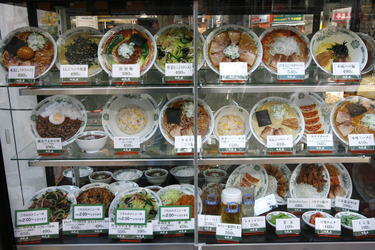 Muster von Gerichten aus Kunststoff vor Restaurant