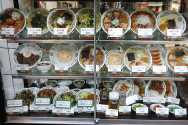 Muster von Gerichten aus Kunststoff vor Restaurant