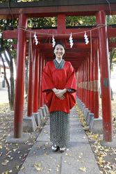 Japanerin am Hanazono-jinja Schrein