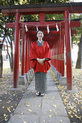 Japanerin am Hanazono-jinja Schrein