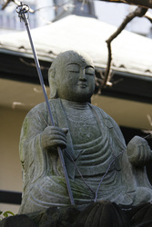 Buddha auf Friedhof am Shojuin Tempel