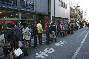 Menschenschlange vor japanischen Theater