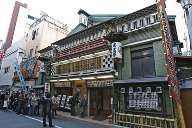 Menschenschlange vor japanischen Theater