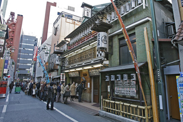 Menschenschlange vor japanischen Theater
