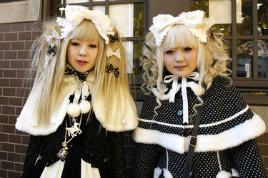 Cosplay Girls am Bahnhof Harajuku