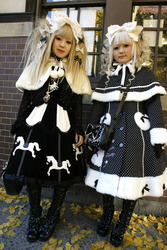 Cosplay Girls am Bahnhof Harajuku