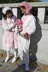 Cosplay Kids auf der Brücke am Bahnhof Harajuku