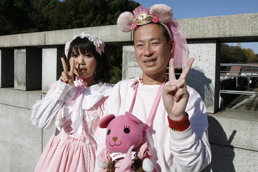 Cosplay Kids auf der Brücke am Bahnhof Harajuku