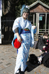 Cosplay Girl auf der Brücke am Bahnhof Harajuku