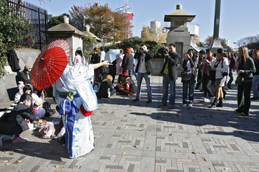 Cosplay Girls auf der Brücke am Bahnhof Harajuku mit Fotografen