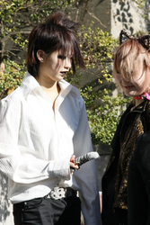 Cosplay Girls auf der Brücke am Bahnhof Harajuku