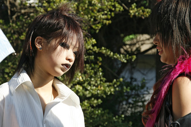 Cosplay Girls auf der Brücke am Bahnhof Harajuku