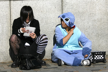 Cosplay Girls auf der Brücke am Bahnhof Harajuku