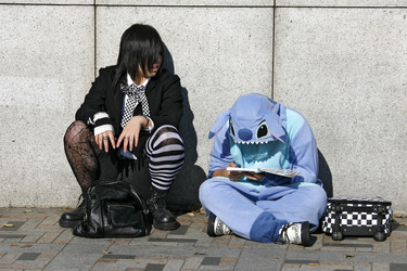 Cosplay Girls auf der Brücke am Bahnhof Harajuku