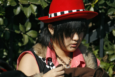 Cosplay Girl auf der Brücke am Bahnhof Harajuku