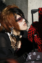 Cosplay Girl auf der Brücke am Bahnhof Harajuku