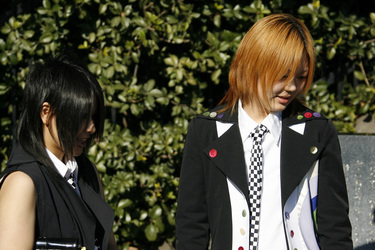 Cosplay Girls auf der Brücke am Bahnhof Harajuku