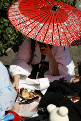 Cosplay Girl auf der Brücke am Bahnhof Harajuku
