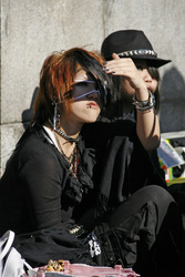 Cosplay Girls auf der Brücke am Bahnhof Harajuku