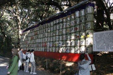 Fässer von Sake die dem Meiji-Schrein gespendet wurden