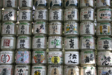 Fässer von Sake die dem Meiji-Schrein gespendet wurden