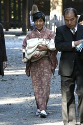 Frau mit Kind am Meiji-Schrein