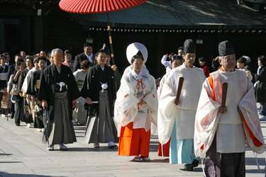Shinto Hochzeitsgesellschaft am Meiji-Schrein
