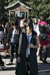 Cosplay Girls auf der Brücke am Bahnhof Harajuku