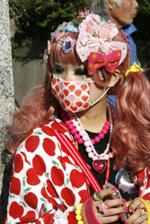 Cosplay Girl auf der Brücke am Bahnhof Harajuku