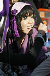 Cosplay Girl auf der Brücke am Bahnhof Harajuku