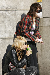 Cosplay Girls auf der Brücke am Bahnhof Harajuku
