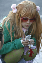 Cosplay Girl auf der Brücke am Bahnhof Harajuku