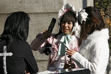 Cosplay Girls auf der Brücke am Bahnhof Harajuku