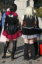 Cosplay Girls auf der Brücke am Bahnhof Harajuku