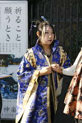 Cosplay Girl auf der Brücke am Bahnhof Harajuku