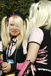 Cosplay Girls auf der Brücke am Bahnhof Harajuku