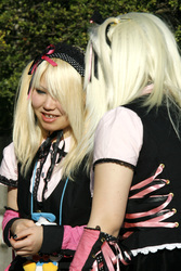 Cosplay Girls auf der Brücke am Bahnhof Harajuku