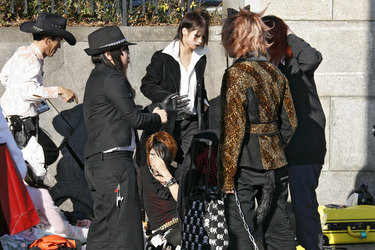 Cosplayer auf der Brücke am Bahnhof Harajuku