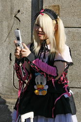 Cosplay Girl auf der Brücke am Bahnhof Harajuku