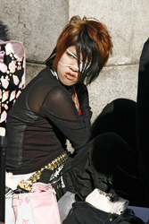 Cosplay Girl auf der Brücke am Bahnhof Harajuku