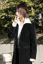 Cosplay Girl auf der Brücke am Bahnhof Harajuku