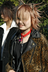 Cosplay Girl auf der Brücke am Bahnhof Harajuku